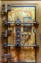 A large old fashioned safe door - Hallsafe, CC BY-SA 4.0 <https://creativecommons.org/licenses/by-sa/4.0>, via Wikimedia Commons
