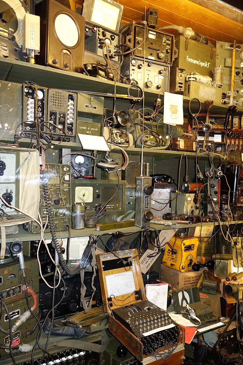 https://commons.wikimedia.org/wiki/File:WWII_communications_equipment_%2832443579853%29.jpg - photo credit Thomas Quine - https://www.flickr.com/people/91994044@N00